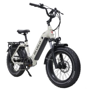 Witte elektrische fatbike met dikke banden, voorvering, koplamp en bagagedrager op witte achtergrond.