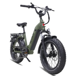 Matgroene fatbike e-bike met dikke banden, voorvering en achterrek, schuin vooraanzicht.