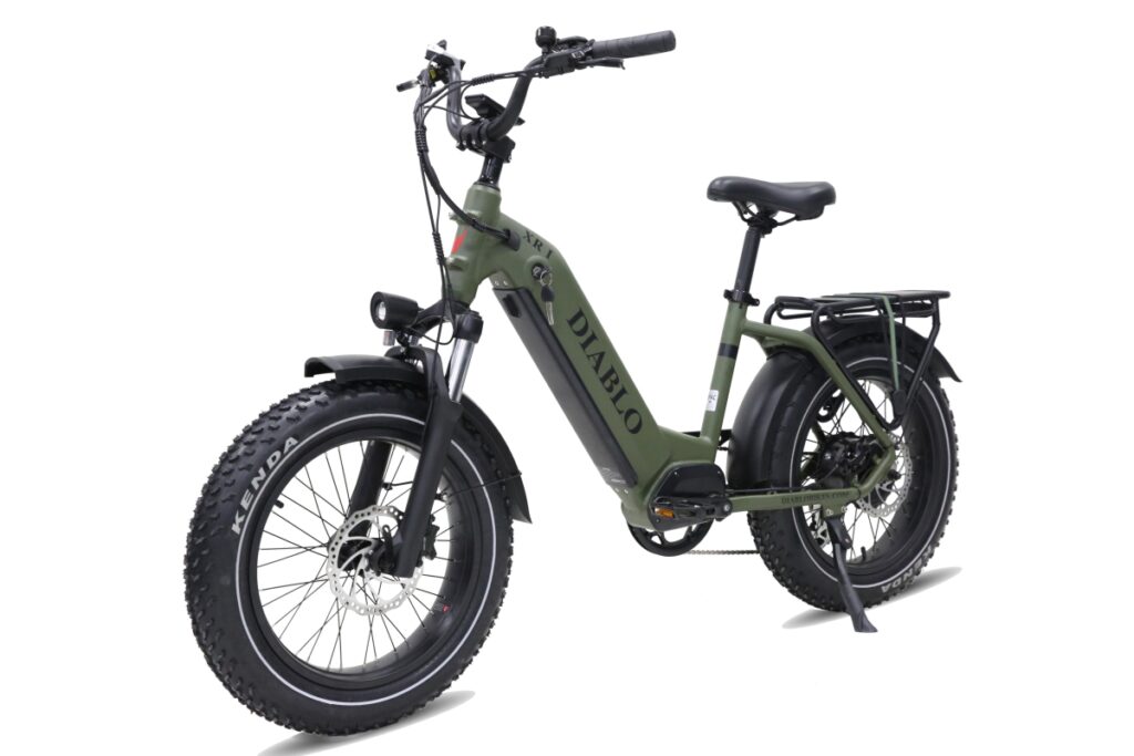 Olijfgroene fatbike e-bike met lage instap, dikke Kenda-banden en achterdrager.