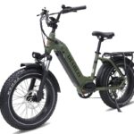 Olijfgroene fatbike e-bike met lage instap, dikke Kenda-banden en achterdrager.
