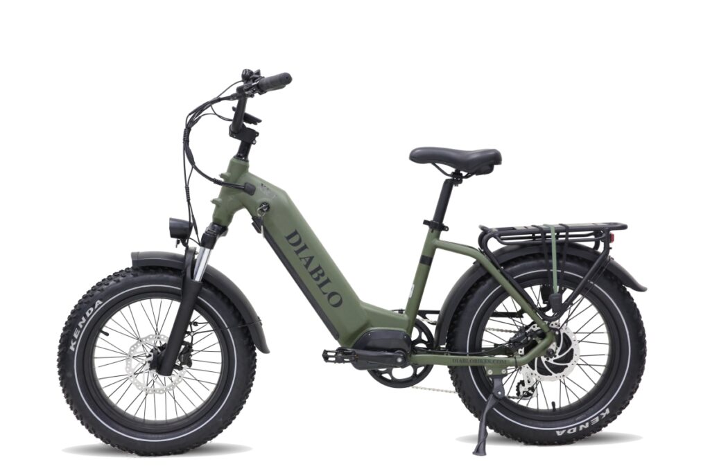 Groene elektrische fatbike met lage instap, dikke banden en bagagedrager, zijaanzicht op witte achtergrond.