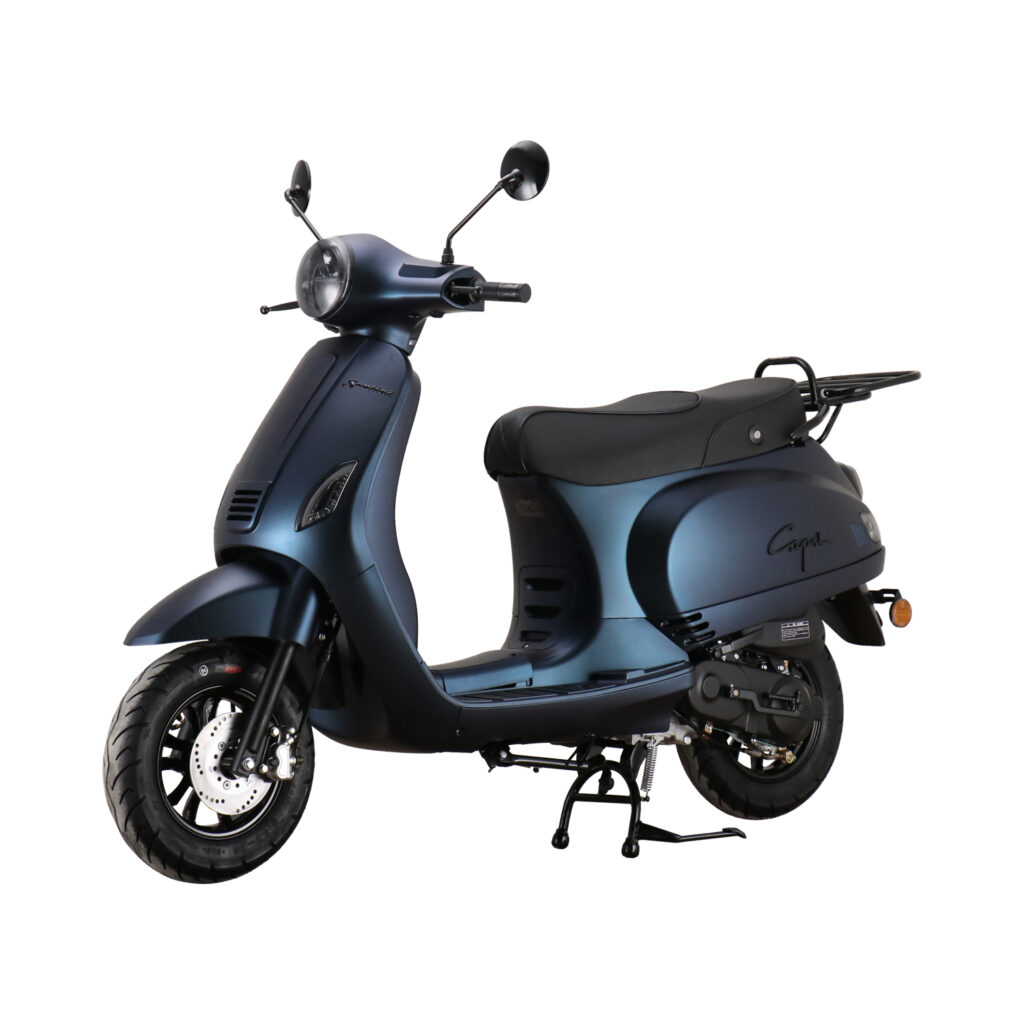 Matblauwe retro-stijl scooter op middenbok, vrijstaand tegen witte achtergrond.