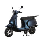 Matblauwe retro-stijl scooter op middenbok, vrijstaand tegen witte achtergrond.