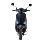 Vooraanzicht van een matblauwe scooter met spiegels op een witte achtergrond.