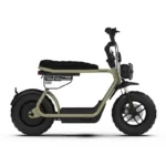 Zijaanzicht van een beige elektrische mini-scooter met dikke banden en zwart zadel op witte achtergrond.