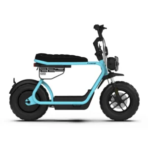 Zijaanzicht van een compacte elektrische bromfiets met dikke banden, blauw frame en zwart zadel op witte achtergrond.