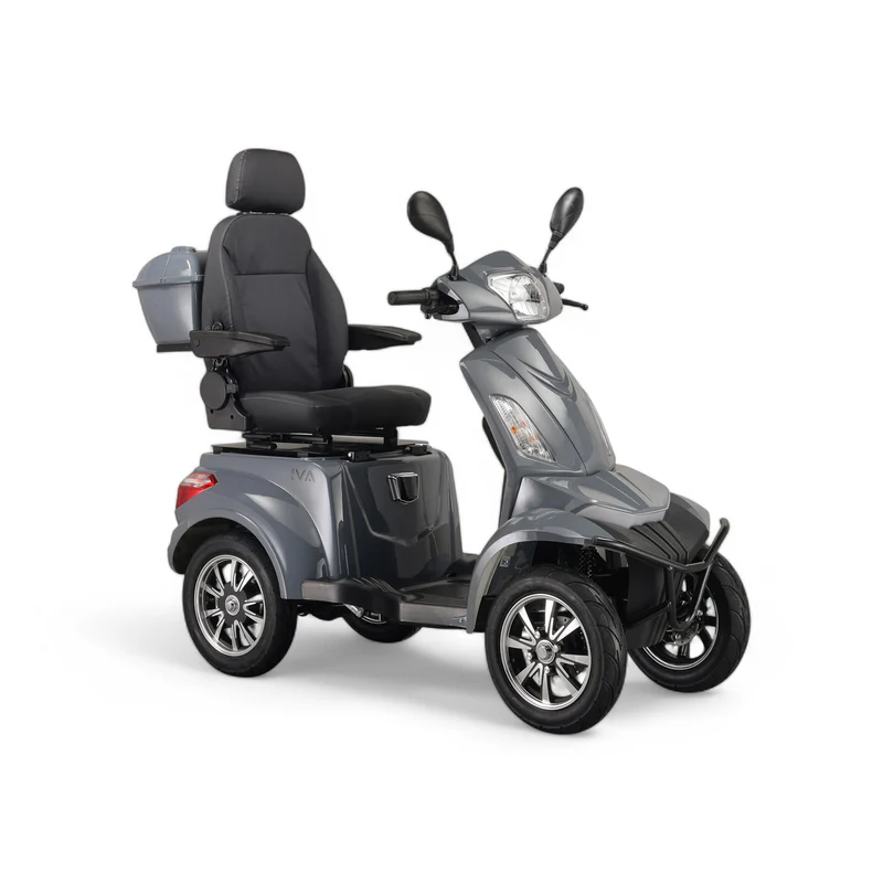 Grijze vierwielige scootmobiel met hoge rugleuning, armsteunen, spiegels en topkoffer