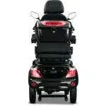 Achteraanzicht van een zwarte scootmobiel met rugleuning, spiegels en rode achterlichten.