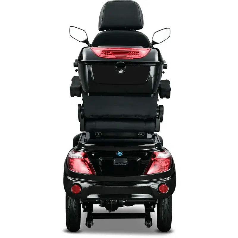 Achteraanzicht van een zwarte scootmobiel met rugleuning, spiegels en rode achterlichten.