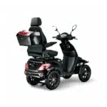 Zwarte vierwiel-scootmobiel met hoge rugleuning, topkoffer en spiegels, achter- en zijaanzicht op witte achtergrond.