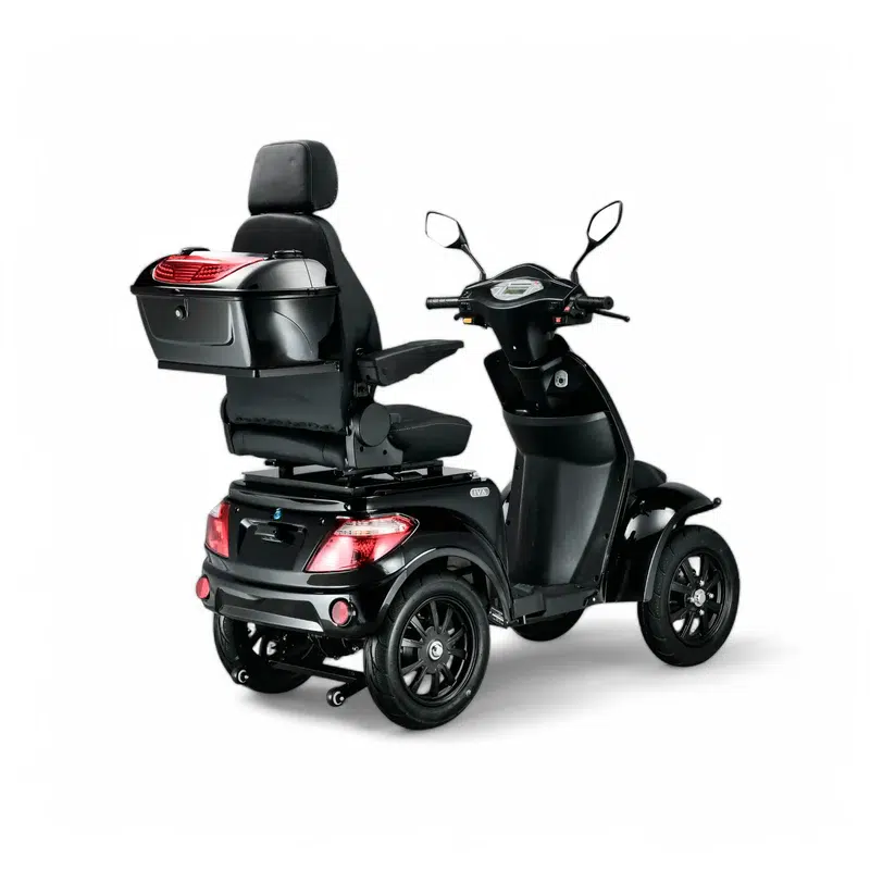 Zwarte vierwiel-scootmobiel met hoge rugleuning, topkoffer en spiegels, achter- en zijaanzicht op witte achtergrond.