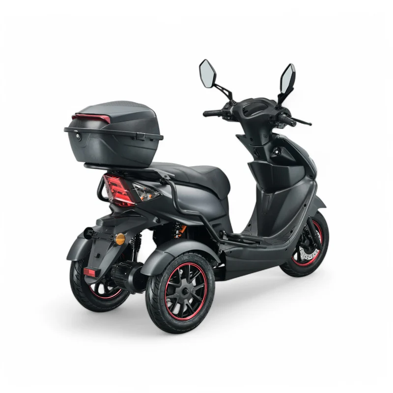 Zwarte driewiel-scooter met opbergkoffer achterop, gezien schuin van achteren.