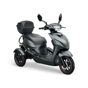 Matgrijze driewielscooter met topkoffer, sportief design en rode velgrandaccenten op witte achtergrond.