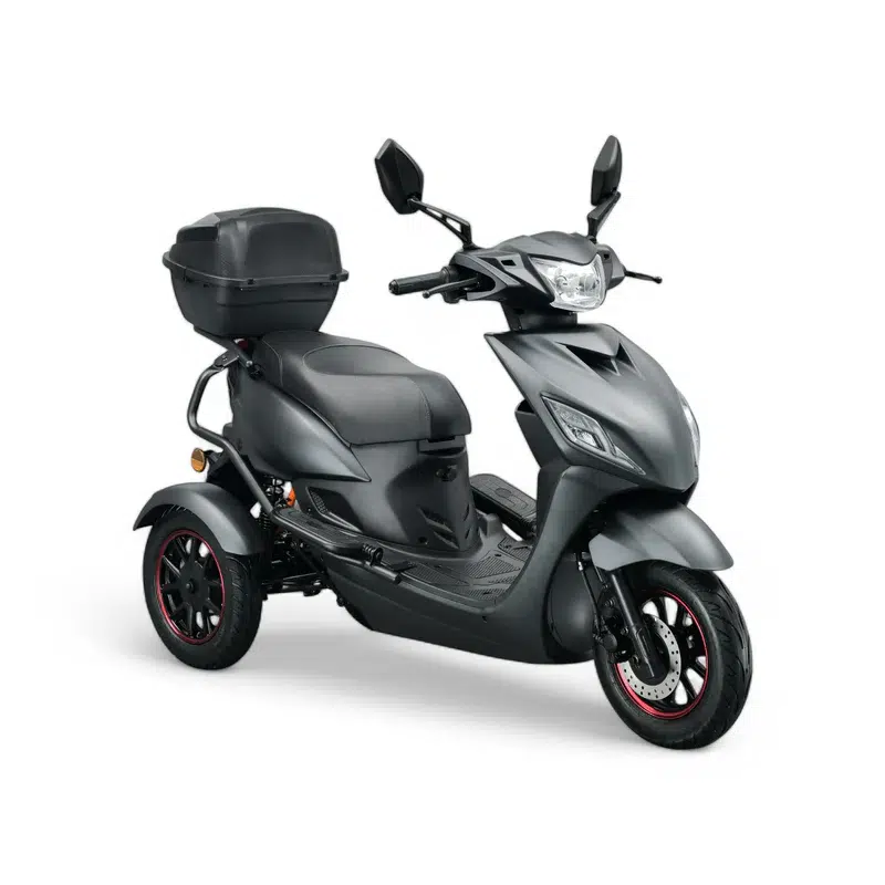 Matgrijze driewielscooter met topkoffer, sportief design en rode velgrandaccenten op witte achtergrond.