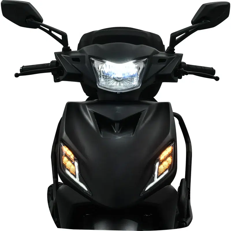 Vooraanzicht van een zwarte scooter met brandende koplamp en richtingaanwijzers.