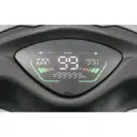 Digitaal LCD-dashboard van een elektrische scooter met snelheidsmeter, rijmodus en batterij-indicatoren.