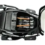 Batterijcompartiment van een elektrische scooter met twee accu’s en oranje hoogspanningskabels