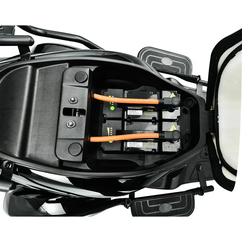 Batterijcompartiment van een elektrische scooter met twee accu’s en oranje hoogspanningskabels