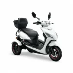 Witte driewielige scooter met topkoffer, spiegels en schijfrem, op een witte achtergrond.