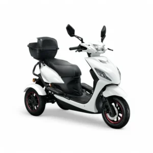 Witte driewielige scooter met topkoffer, spiegels en schijfrem, op een witte achtergrond.