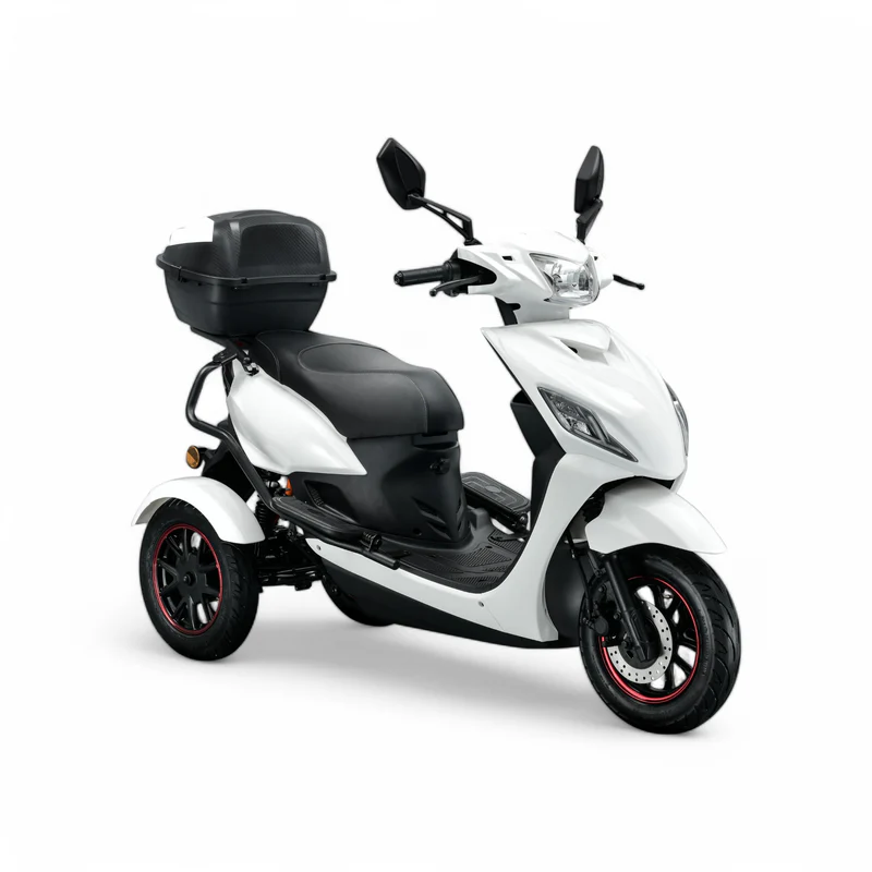 Witte driewielige scooter met topkoffer, spiegels en schijfrem, op een witte achtergrond.