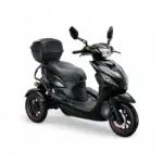 Zwarte driewiel-scooter met topkoffer en spiegels, sportief ontwerp op een witte achtergrond.