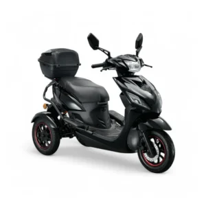 Zwarte driewiel-scooter met topkoffer en spiegels, sportief ontwerp op een witte achtergrond.