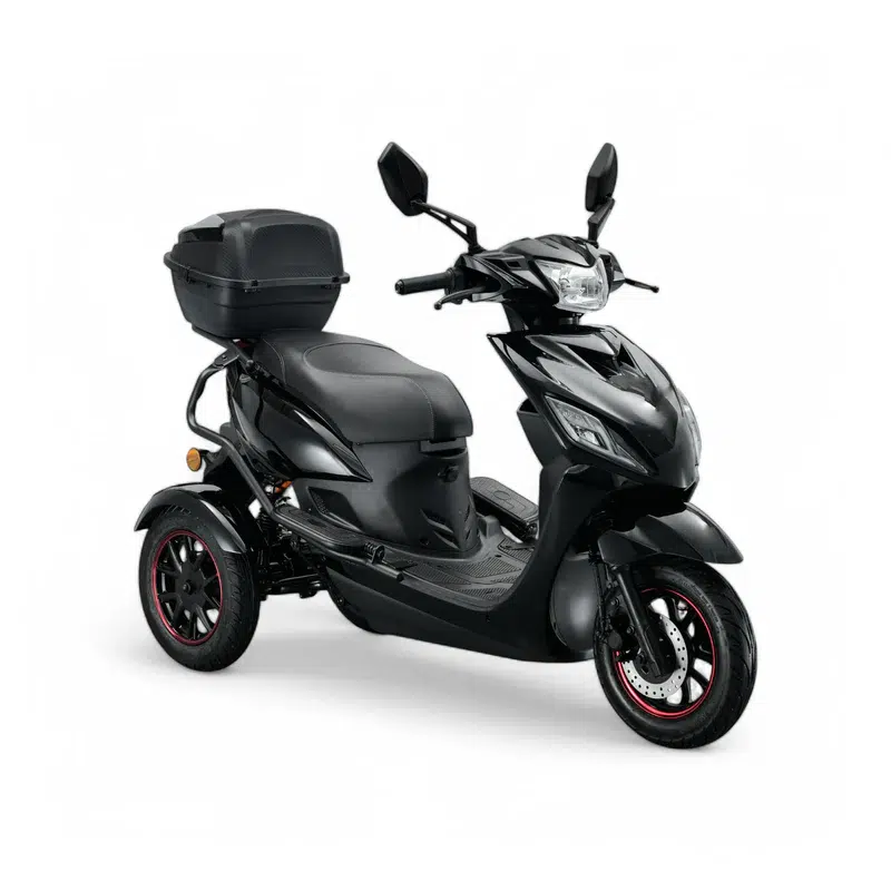 Zwarte driewiel-scooter met topkoffer en spiegels, sportief ontwerp op een witte achtergrond.