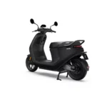 Zwarte elektrische scooter in driekwart achteraanzicht op witte achtergrond.