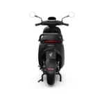 Achteraanzicht van een zwarte Segway elektrische scooter op witte achtergrond.