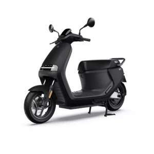 Matzwarte elektrische scooter op middenstandaard, driekwart vooraanzicht op witte achtergrond.