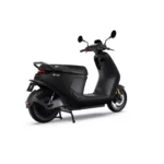 Matte zwarte elektrische scooter in 3/4 achteraanzicht op standaard, op witte achtergrond.