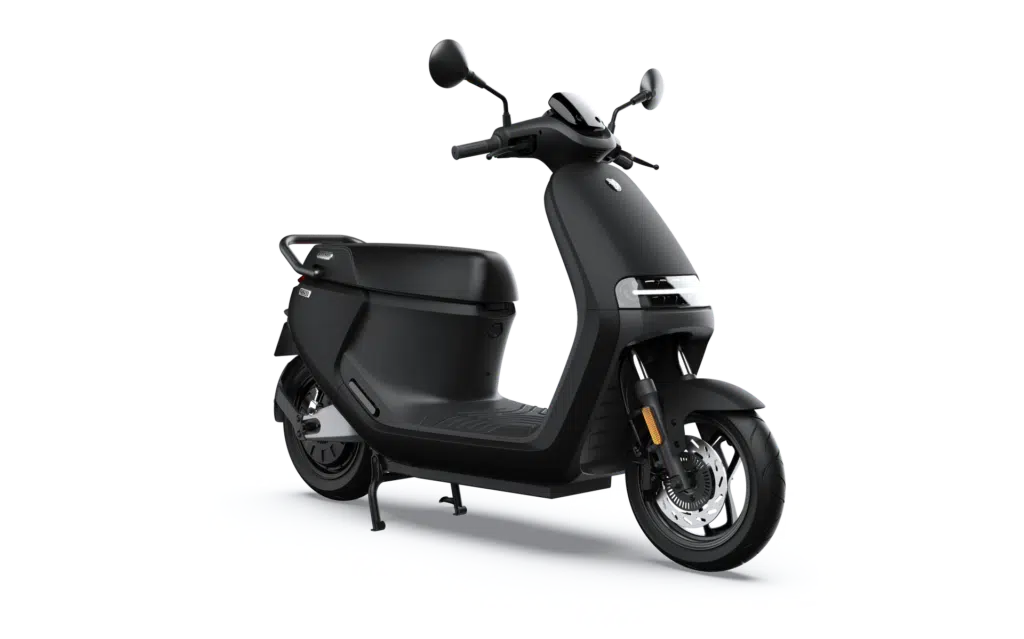 Zwarte elektrische scooter met modern design op een witte achtergrond