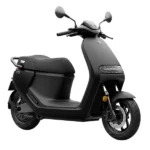 Zijaanzicht van een matzwarte elektrische scooter met modern design.