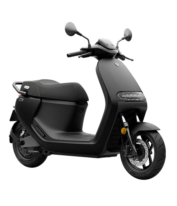 Zijaanzicht van een matzwarte elektrische scooter met modern design.