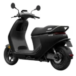 Zwarte elektrische scooter in driekwart achteraanzicht, met spiegels en moderne, minimalistische vormgeving.