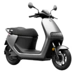 Zilver-zwarte elektrische scooter in driekwartaanzicht op een witte achtergrond.