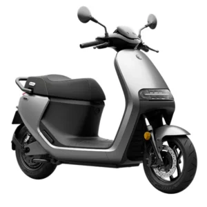 Zilver-zwarte elektrische scooter in driekwartaanzicht op een witte achtergrond.