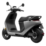 Grijze elektrische scooter met modern design, driekwart achteraanzicht op witte achtergrond.