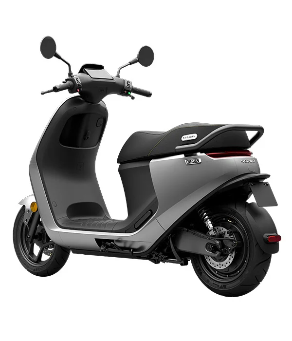 Grijze elektrische scooter met modern design, driekwart achteraanzicht op witte achtergrond.