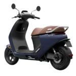 Donkerblauwe elektrische scooter met bruin zadel, achterzijaanzicht op witte achtergrond.