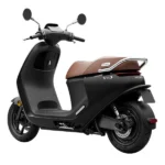 Zwarte elektrische scooter met bruine zitting, achteraanzicht op witte achtergrond.