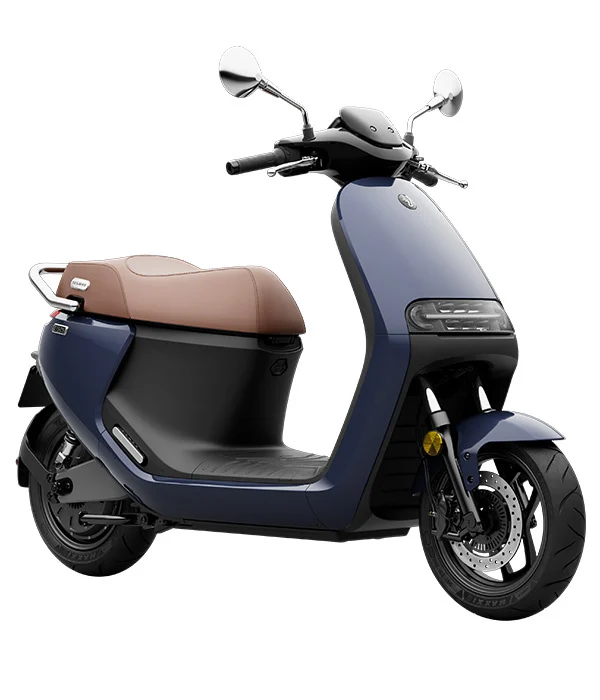 Moderne elektrische scooter in donkerblauw met bruin zadel en LED-koplampen, zijaanzicht op wit.