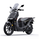 Matzwarte elektrische scooter met windscherm, schijfrem en rode stikselaccenten op het zadel.