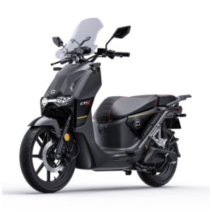 Matzwarte elektrische scooter met windscherm, schijfrem en rode stikselaccenten op het zadel.