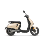 Beige elektrische scooter in volledig zijaanzicht op witte achtergrond.