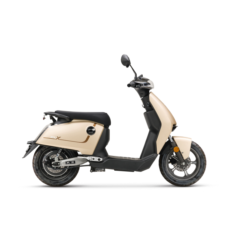 Beige elektrische scooter in volledig zijaanzicht op witte achtergrond.
