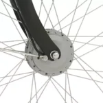 Close-up van de voorwielnaaf met spaken en zwarte voorvork van een fiets.