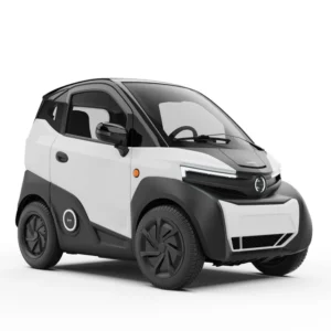 Witte compacte elektrische stadsauto met zwarte accenten, schuin vooraanzicht op witte achtergrond.