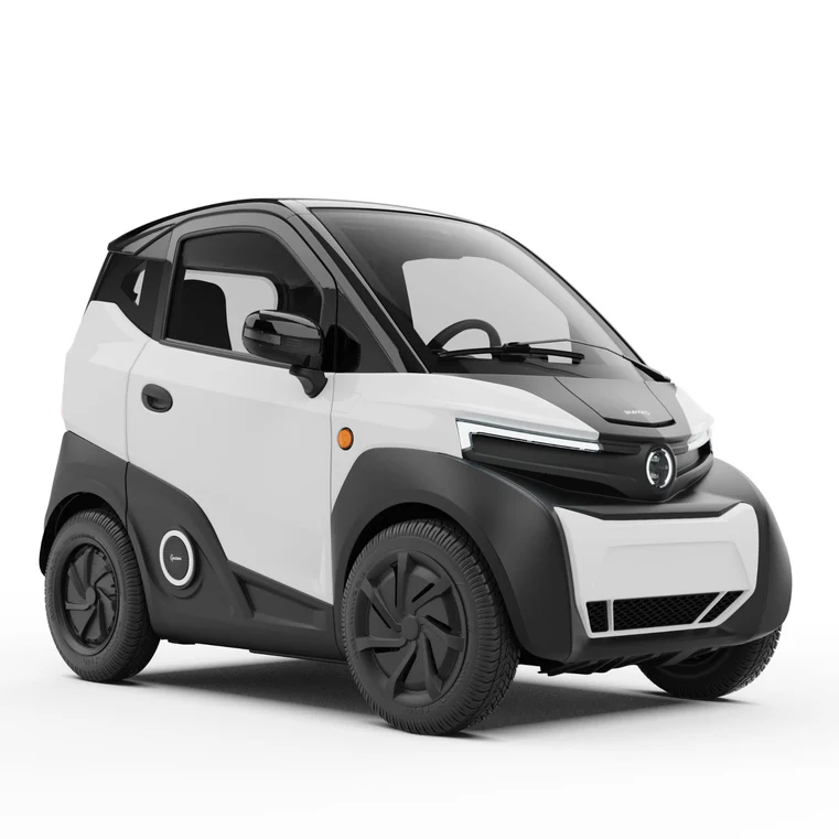 Witte compacte elektrische stadsauto met zwarte accenten, schuin vooraanzicht op witte achtergrond.